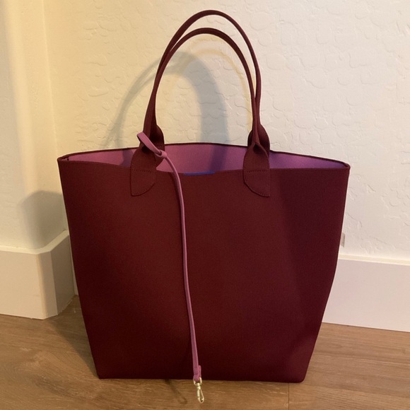 Rothy’s the Lightweight Tote in Collegiate Currant color - Picture 2 of 12